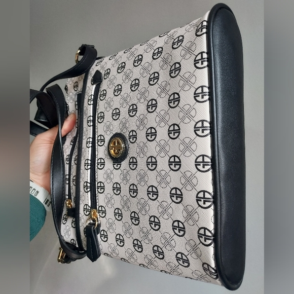 Giani Bernini Crossbody Bag – Black/White Geometric – Gold Hardware - Picture 4 of 6